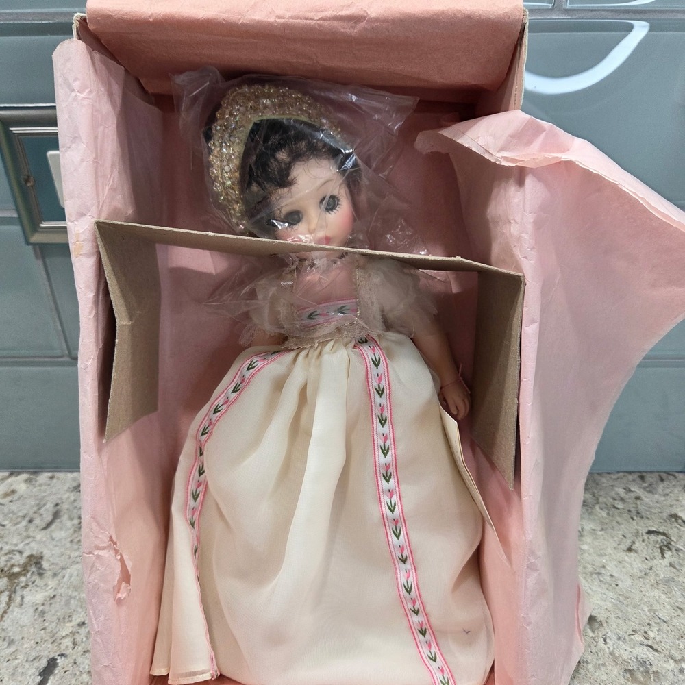NEW VTG Madame Alexander Josephine Doll‎ Portraits of History Cream Gown